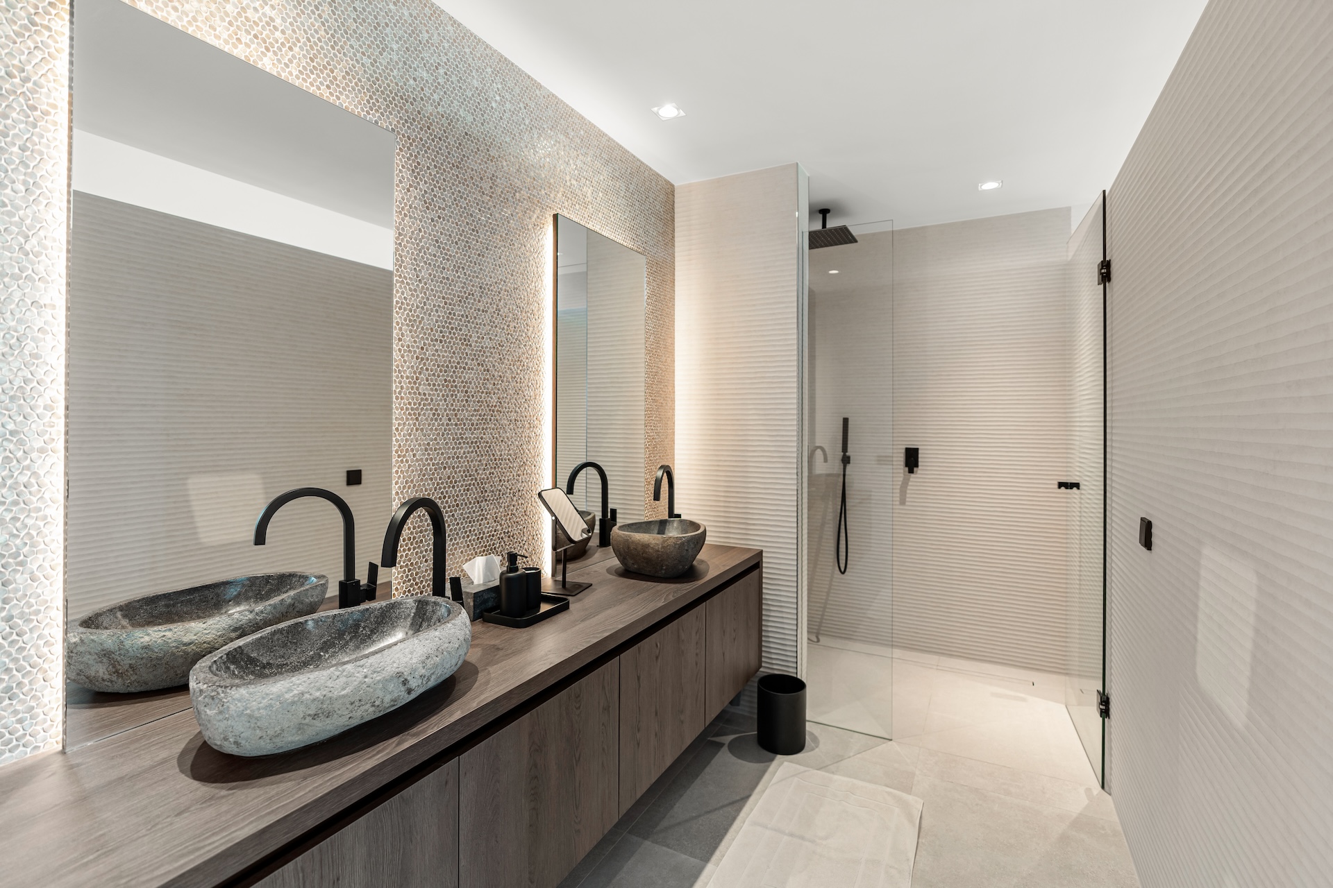 Resa Estates luxury vila Can Furnet modern Villa moderna bathroom 2.jpg